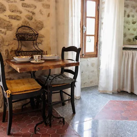 Bed & Breakfast Domaine Le Verger Kleinschalige Met Groot Zwembad En Buitenkeuken 3*