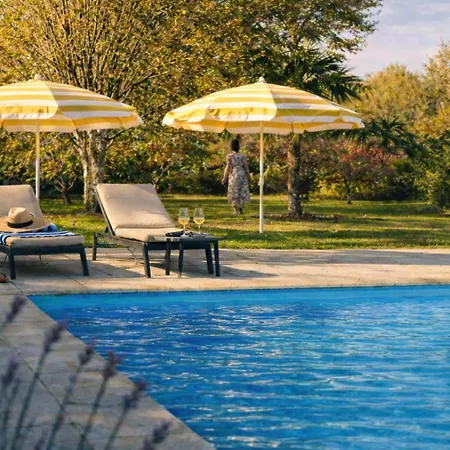 Bed & Breakfast Domaine Le Verger Kleinschalige Met Groot Zwembad En Buitenkeuken