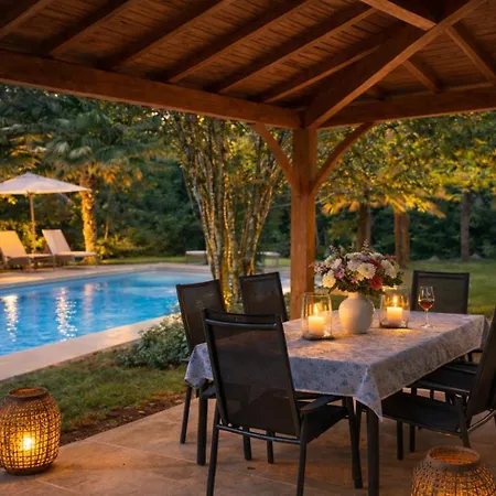Bed & Breakfast Domaine Le Verger Kleinschalige Met Groot Zwembad En Buitenkeuken